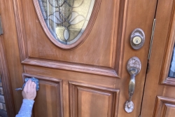 2022年6月16日　木製玄関ドアの塗装